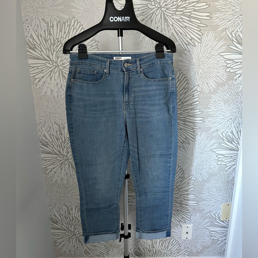 Women’s signature mid rise capris